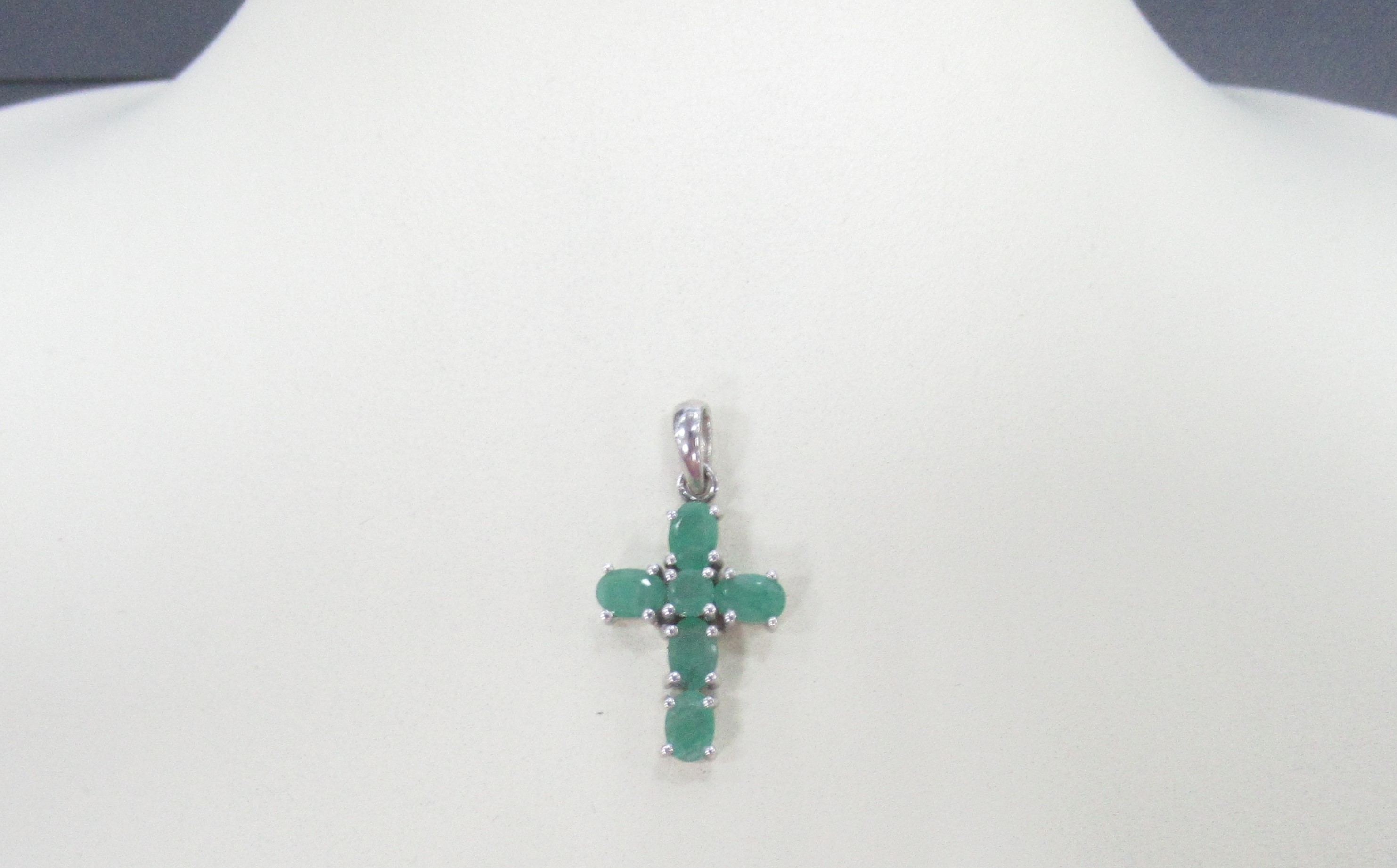 Серебряная подвеска-крест с изумрудами